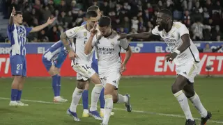 El lateral del Real Madrid Lucas Vázquez (2-d) celebra tras marcar ante el Alavés, durante el encuentro de la jornada 18 de LaLiga entre el Deportivo Alavés y el Real Madrid