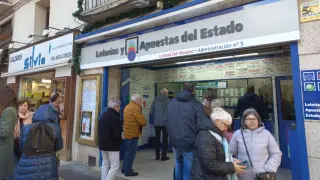 Filas para comprar los últimos décimos de la Lotería de Navidad a muy pocas horas del cierre de las administraciones en Zaragoza.