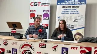 Pablo Herrero y Patricia Ariza, de CGT Enseñanza, en la rueda de prensa de este jueves.