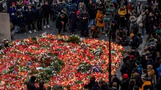 Decenas de personas colocan velas en recuerdo de los fallecidos en el tiroteo en la Universidad Carolina de Praga.