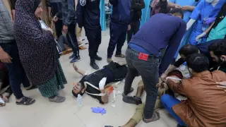Los palestinos heridos en ataques aéreos israelíes reciben tratamiento en el Hospital Médico Al-Aqsa el 19 de diciembre de 2023 en Dair El-Balah, Franja de Gaza