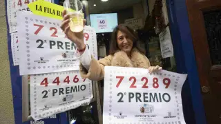 Maite Pérez Lafuente, propietaria de la administración de la calle Alfonso de Zaragoza celebra el segundo premio de la Lotería del Niño 2023.