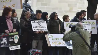 Representantes de las 21 oenegés de Huesca han protestado delante del Ayuntamiento por la reducción de las ayudas a la cooperación.
