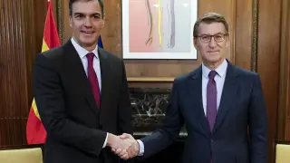 MADRID, 22/12/2023.- El presidente del Gobierno, Pedro Sánchez (i) y el líder del PP, Alberto Núñez Feijóo (d) durante su encuentro este viernes en el Congreso de los Diputados en Madrid. EFE/ Chema Moya