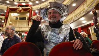 Una persona vestida de Don Quijote, en el Teatro Real de Madrid, donde se está celebrando el sorteo.