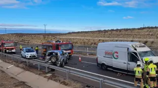 El accidente ha provocado pequeñas retenciones en dirección Zaragoza.