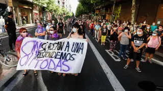 Una manifestación cortó la avenida de Madrid para mostrar la repulsa de los vecinos a la violación del parque Palomar.
