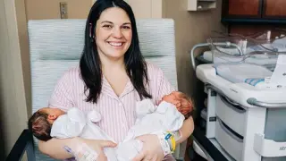 Kelsey Hatcher, con sus dos bebés a quienes dio a luz en dos días porque tiene doble útero.