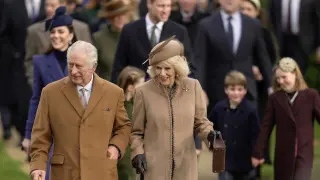 Britain's King Charles III and Queen Camilla arrive to attend the Christmas day service at St Mary Magdalene Church in Sandringham in Norfolk, England, Monday, Dec. 25, 2023.(AP Photo/Kin Cheung) Associated Press/LaPresse Only Italy and Spain
