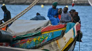 Llegan a El Hierro 125 personas en un cayuco procedente de Senegal