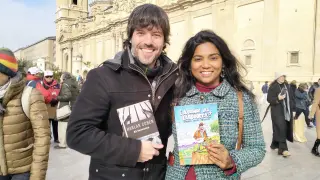 Alejandro y Usha, con sus libros que importan en la plaza del Pilar