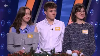 Ixeia, Rubén y Jimena, estudiantes del IES Pilar Lorengar de Zaragoza, en el concurso televisivo 'Saber y ganar'.