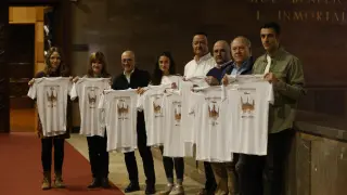 Organizadores, patrocinadores y atletas en la presentación de la San Silvestre de Zaragoza.