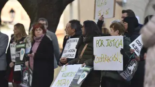 Protesta de las organizaciones para la cooperación al desarrollo de Huesca durante el pleno del 22 de diciembre.