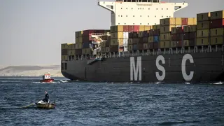Un carguero de la naviera MSC cruza el canal de Suez hacia el Mar Rojo.