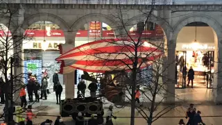 Un zepelín sorprende a los ciudadanos en el paseo de la Independencia en una Navidad de película