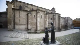 Monumento "De padre a hijo" frente a la catedral de Barbastro