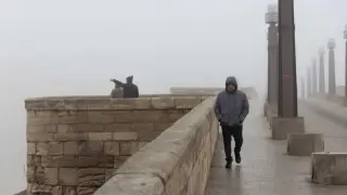 Niebla y frío en Zaragoza en diciembre de 2023. Invierno. Puente de Piedra. gsc1