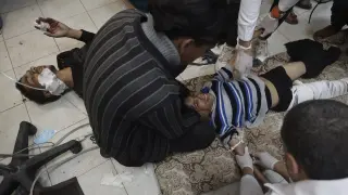 Palestinos heridos en un bombardeo israelí en Gaza reciben atención médica en el hospital de Khan Younis.