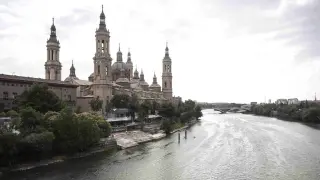 El río Ebro a su paso por Zaragoza y vista de la Basílica del Pilar. gcs1