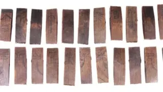 Cada una de las tiras de madera está marcada con caracteres chinos que se relacionan con el calendario astronómico tradicional Tiangan Dizhi...CHONGQING CULTURAL RELICS AND AR..28/12/2023 [[[EP]]]