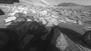 Imagen de la sombra del rover Curiosity en el suelo de Marte..NASA..29/12/2023 [[[EP]]]