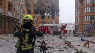 Equipos de rescate trabajando en una de las zonas afectadas por los ataques rusos