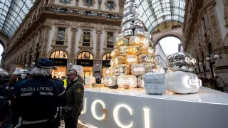 Imbrattato da attivisti del movimento ambientalista Ultima Generazione l’Albero di Gucci in Galleria Vittorio Emanuele a Milano
