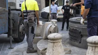 La columna de El Torico en Teruel, derribada.