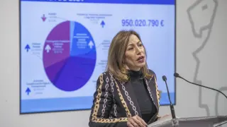 ZARAGOZA, 27/12/2023.- La alcaldesa de Zaragoza, Natalia Chueca, ha presentado este miércoles en el ayuntamiento de la ciudad el presupuesto más alto de los últimos 15 años, que superará los 950 millones de euros. EFE/Javier Cebollada