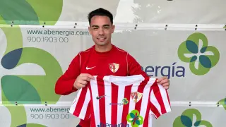 Pablo Gállego posa con la camiseta del Barbastro.