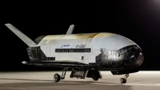 El vehículo de prueba orbital X-37B en la instalación de aterrizaje del transbordador del Centro Espacial Kennedy de la NASA poco después de aterrizar el 12 de noviembre de 2022...U.S. SPACE FORCE/STAFF SGT. ADAM..29/12/2023 [[[EP]]]