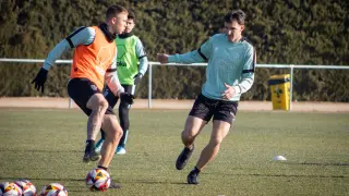 Diego Aznar controla el balón durante el entrenamiento de este sábado.