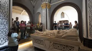 Un grupo de visitantes, en el Mausoleo de Los Amantes.