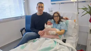 David Pellicer y Judith Beltrán, con su hija Irene en el Hospital de Barbastro.