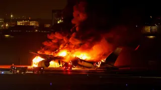 Incendio del Airbus-A350 de la compañía Japan Airlines en el aeropuerto Haneda de Tokio