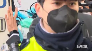 Sud Corea, politico accoltellato portato a Seul in elicottero per operazione d'urgenza