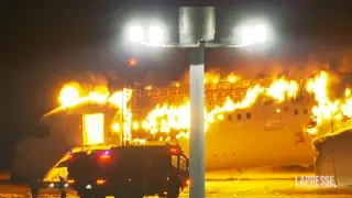 Tokyo, aereo ancora in fiamme a oltre due ore da scoppio incendio