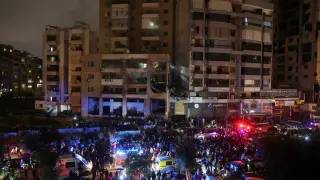 Varias personas se concentran tras una explosión en el suburbio de Dahiyeh, en Beirut, el 2 de enero de 2024.