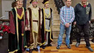 Tres pajes de los Reyes posan con el concejal delegado de Fiestas, Eduardo Suárez -segundo por la derecha-, en el Ayuntamiento.