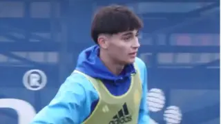 Hugo Barrachina, central del 17 años del juvenil, en el entrenamiento vespertino del Real Zaragoza este miércoles.
