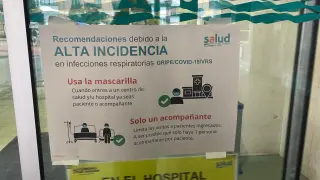 Un cartel recomienda el uso de la mascarilla antes de acceder a las Urgencias del Hospital Miguel Servet de Zaragoza.