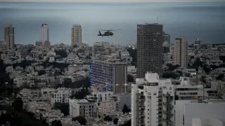 Un helicóptero militar, en Tel Aviv.