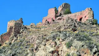 El castillo de Santa Croche, en la cima de un montículo en los accesos a Albarracín.