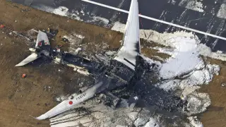 Estado en el que quedó el avión de Japan Airlines incendiado