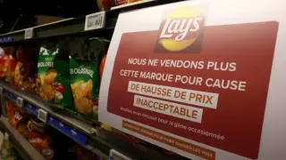 Cartel informativo en un Carrefour de Francia de la retirada de productos de PepsiCo