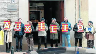 Un grupo de interinos del sindicato Stepa protestaron ante la sede del Justicia el jueves.