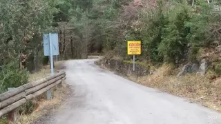 La carretera HU-631 entre San Úrbez y La Tella, con un cartel que indica que no hay mantenimiento invernal.