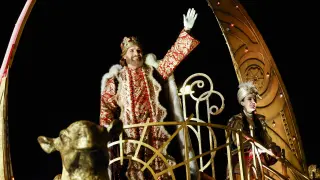 MADRID, 05/01/2024.- El rey Gaspar saluda a los niños desde su carroza durante la Cabalgata de los Reyes Magos, este viernes en el centro de Madrid. EFE/ Zipi Aragón
