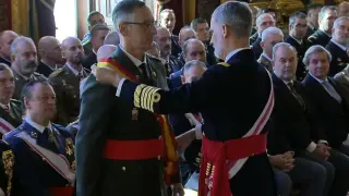 El director del Hospital Militar de Zaragoza, Juan Antonio Lara Garrido, recibe la Gran Cruz de Mérito Naval de manos del Rey.